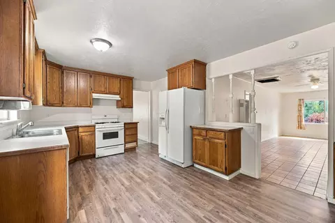 Kitchen - 10052 Harley Leighton Rd, Redding, CA 96003 photo 2 of 3