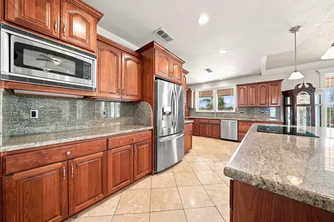 Kitchen - 13387 Lark Ct, Redding, CA 96003 photo 4 of 4