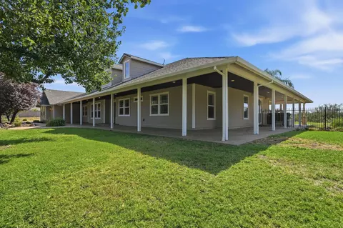 Exterior - 13387 Lark Ct, Redding, CA 96003 photo 6 of 17