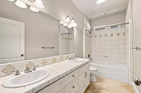 Bath - 13387 Lark Ct, Redding, CA 96003 photo 3 of 4