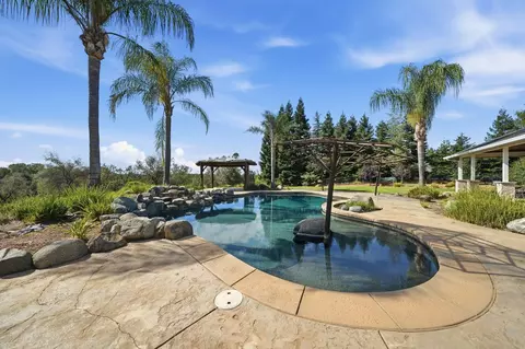 Exterior - 13387 Lark Ct, Redding, CA 96003 photo 9 of 17