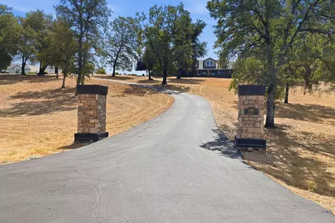 Exterior - 13387 Lark Ct, Redding, CA 96003 photo 2 of 17