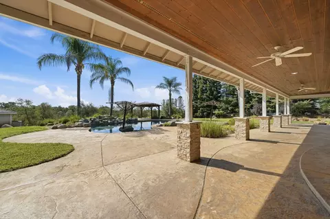 Exterior - 13387 Lark Ct, Redding, CA 96003 photo 7 of 17