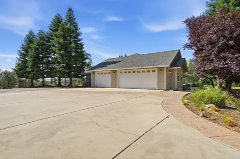 Exterior - 13387 Lark Ct, Redding, CA 96003 photo 3 of 17