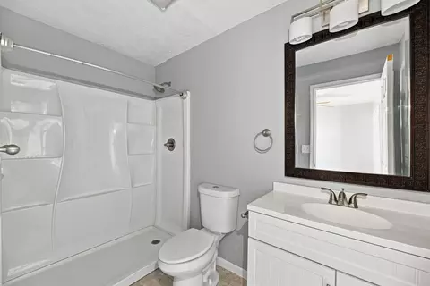 Bath - 646 Ridge Rd, Redding, CA 96003 photo 3 of 3