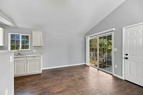 Living - 646 Ridge Rd, Redding, CA 96003 photo 4 of 8