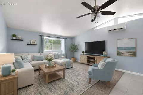 Living - 646 Ridge Rd, Redding, CA 96003 photo 5 of 8