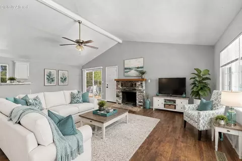 Living - 646 Ridge Rd, Redding, CA 96003 photo 1 of 8
