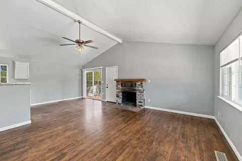 Living - 646 Ridge Rd, Redding, CA 96003 photo 2 of 8