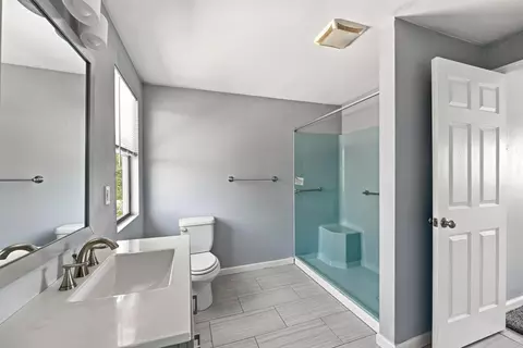 Bath - 646 Ridge Rd, Redding, CA 96003 photo 1 of 3