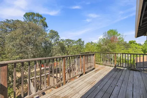 Exterior - 646 Ridge Rd, Redding, CA 96003 photo 6 of 12