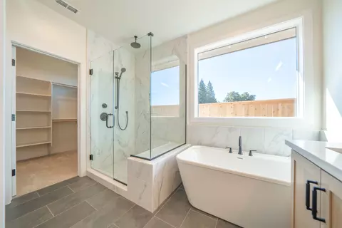 Bath - 4870 Dandelion Dr, Redding, CA 96002 photo 4 of 4
