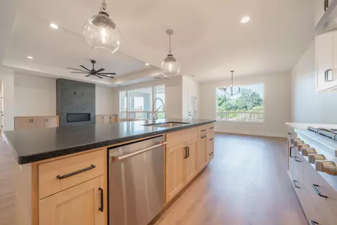 Kitchen - 4870 Dandelion Dr, Redding, CA 96002 photo 5 of 7
