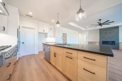 Kitchen - 4870 Dandelion Dr, Redding, CA 96002 photo 6 of 7