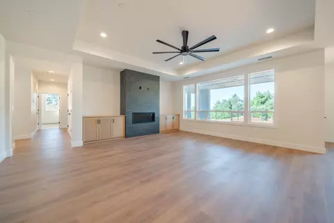 Living - 4870 Dandelion Dr, Redding, CA 96002 photo 3 of 4