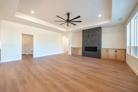 Living - 4870 Dandelion Dr, Redding, CA 96002 photo 2 of 4