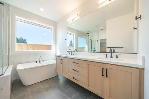 Bath - 4870 Dandelion Dr, Redding, CA 96002 photo 3 of 4