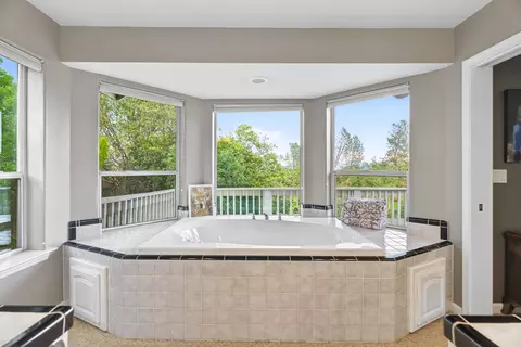 Bath - 8725 Landmark Cir, Redding, CA 96001 photo 3 of 5
