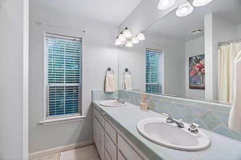 Bath - 8725 Landmark Cir, Redding, CA 96001 photo 4 of 5