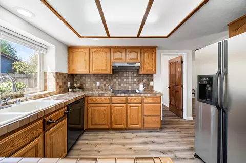 Kitchen - 2745 Amethyst Way, Redding, CA 96003 photo 3 of 4