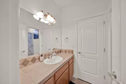 Bath - 4178 Sunflower Dr, Redding, CA 96001 photo 2 of 2