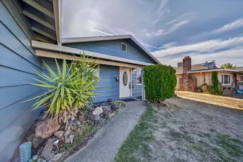 Exterior - 1458 Hemlock Ave, Anderson, CA 96007 photo 2 of 7
