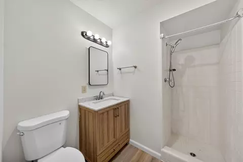 Bath - 1458 Hemlock Ave, Anderson, CA 96007 photo 1 of 2