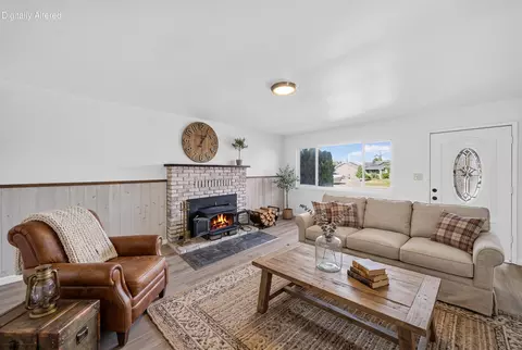 Living - 1458 Hemlock Ave, Anderson, CA 96007 photo 2 of 3