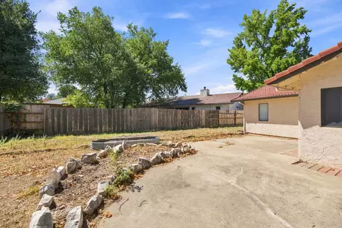 Exterior - 1437 Casa Vereda Way, Redding, CA 96003 photo 9 of 14