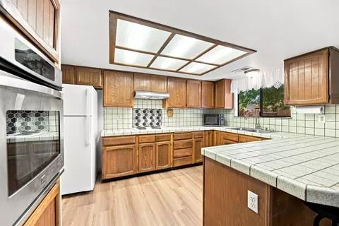Kitchen - 1437 Casa Vereda Way, Redding, CA 96003 photo 2 of 3