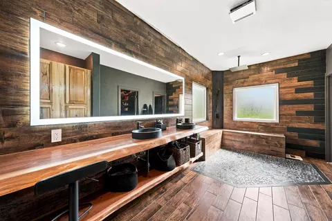 Bath - 11970 Quartz Hill Rd, Redding, CA 96003 photo 1 of 6