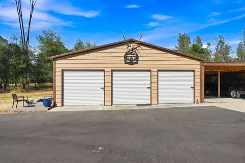 Exterior - 11970 Quartz Hill Rd, Redding, CA 96003 photo 10 of 17