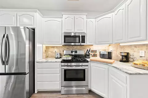 Kitchen - 11970 Quartz Hill Rd, Redding, CA 96003 photo 6 of 12