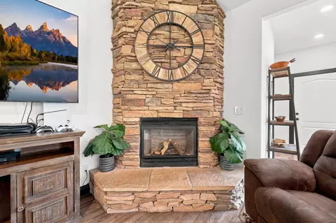 Living - 11970 Quartz Hill Rd, Redding, CA 96003 photo 4 of 4