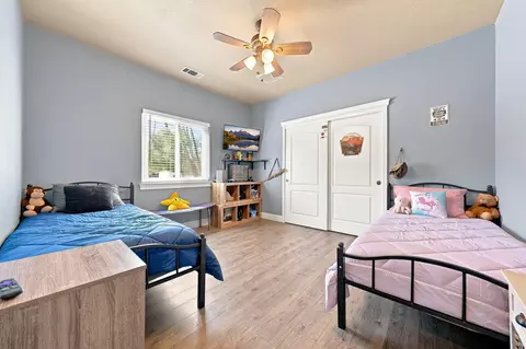 Bedroom - 11970 Quartz Hill Rd, Redding, CA 96003 photo 4 of 8