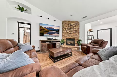 Living - 11970 Quartz Hill Rd, Redding, CA 96003 photo 3 of 4