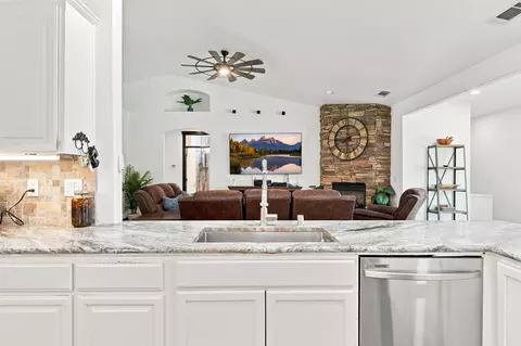 Kitchen - 11970 Quartz Hill Rd, Redding, CA 96003 photo 5 of 12