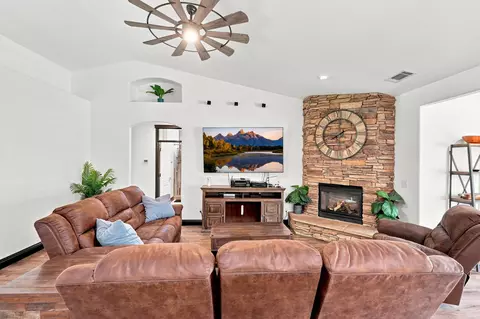 Living - 11970 Quartz Hill Rd, Redding, CA 96003 photo 2 of 4