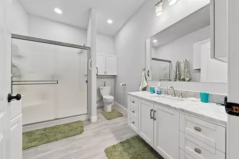 Bath - 11970 Quartz Hill Rd, Redding, CA 96003 photo 4 of 6