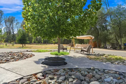 Exterior - 11970 Quartz Hill Rd, Redding, CA 96003 photo 11 of 17