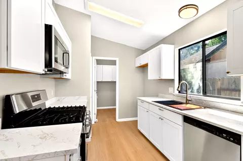 Kitchen - 399 Yolla Bolly Trl, Redding, CA 96003 photo 2 of 3