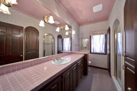 Bath - 1744 N Bechelli Ln, Redding, CA 96002 photo 2 of 2