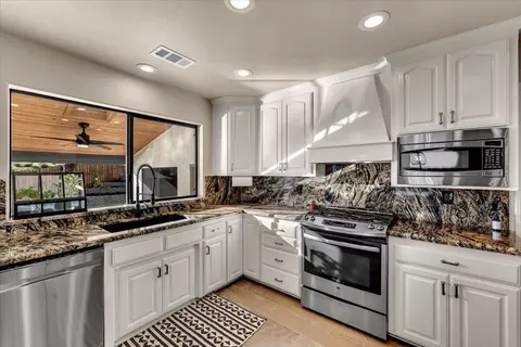 Kitchen - 15189 Mountain Shadows Dr, Redding, CA 96001 photo 2 of 4