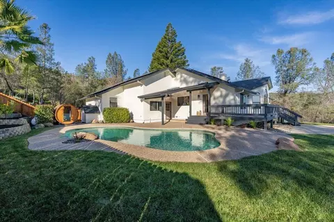 15189 Mountain Shadows Dr, Redding, CA 96001