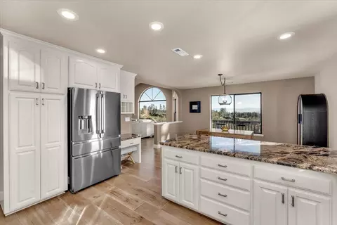 Kitchen - 15189 Mountain Shadows Dr, Redding, CA 96001 photo 4 of 4