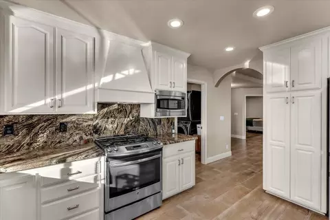 Kitchen - 15189 Mountain Shadows Dr, Redding, CA 96001 photo 3 of 4