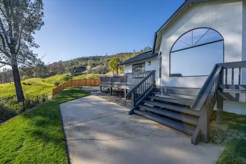 Exterior - 15189 Mountain Shadows Dr, Redding, CA 96001 photo 4 of 5