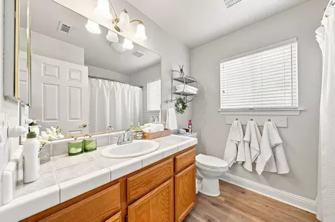 Bath - 3140 Copper Creek Dr, Redding, CA 96002 photo 3 of 3
