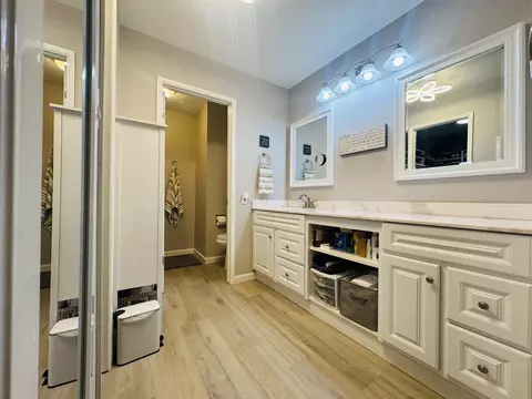 Bath - 1902 Bechelli Ln, Redding, CA 96002 photo 3 of 5