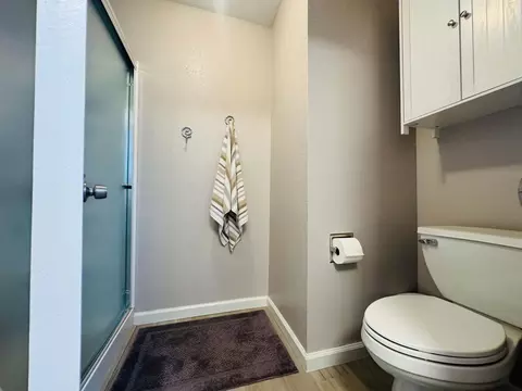Bath - 1902 Bechelli Ln, Redding, CA 96002 photo 4 of 5